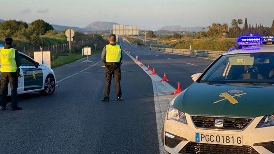 Kontrolle der Guardia Civil im April 2020 während des strengen Lockdowns auf Mallorca.
