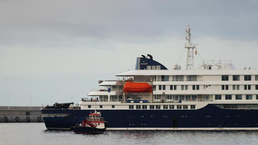 Un dels francesos evacuats del creuer amb el brot d'hantavirus ha presentat símptomes mentre volava a París