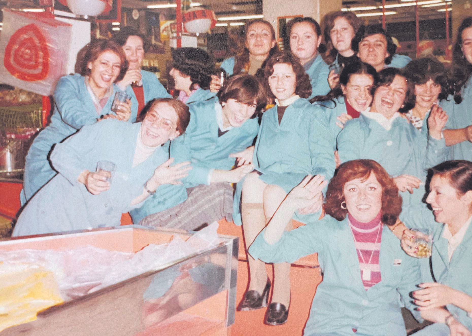 Trabajadoras del antiguo Simago durante una celebración en el interior de los grandes almacenes.