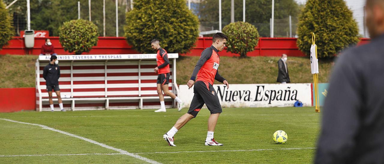 Djurdjevic, durante el entrenamiento de ayer en Mareo, ante Borja López y Javi Rico. | |  ÁNGEL GONZÁLEZ