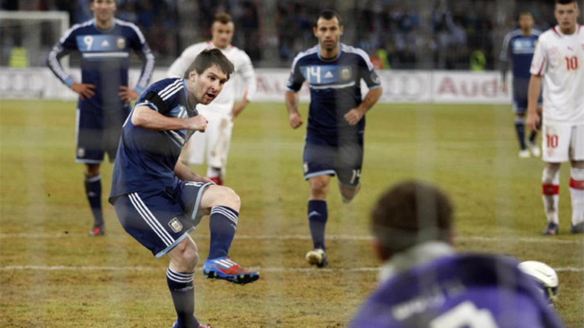 Leo Messi lanza el penalti en el amistoso entre Suiza y Argentina del 29 de febrero de 2012