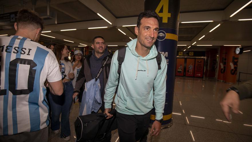 Lionel Scaloni bei seiner Ankunft am Flughafen Mallorca nach dem Titelgewinn in Katar.