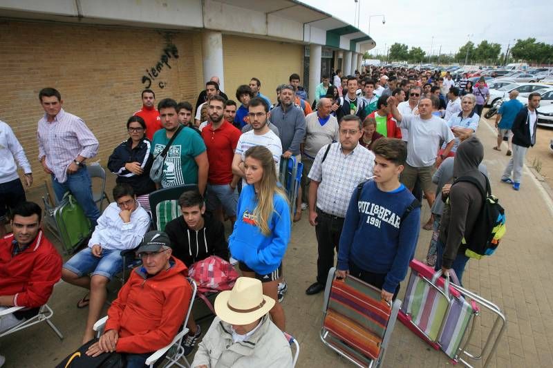 Largas colas ante El Arcángel para conseguir los abonos de la temporada