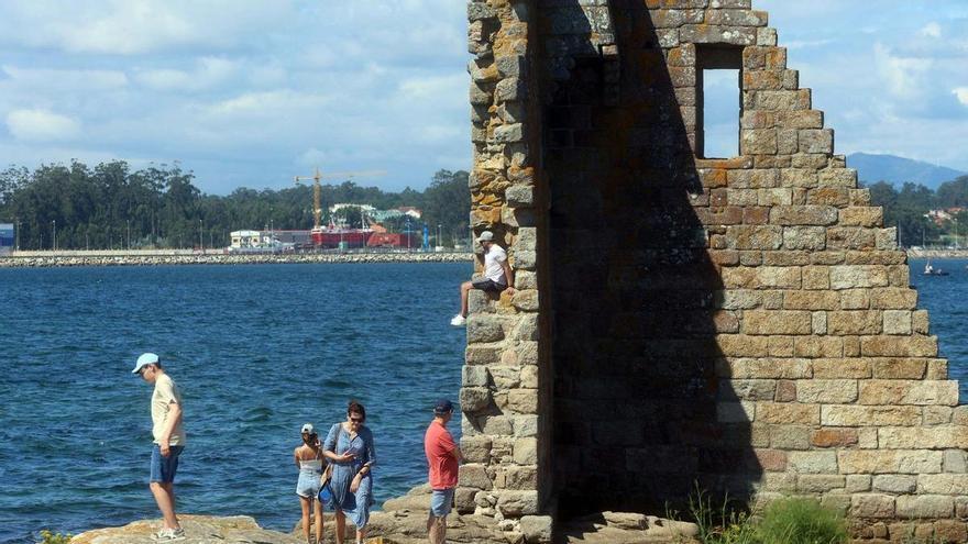 Patrimonio que «sufre» el verano: Cambados coloca un cartel para evitar escaladas en San Sadurniño