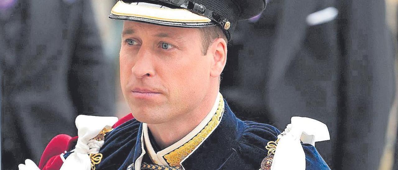 El príncipe de Gales en la ceremonia de coronación de su padre.