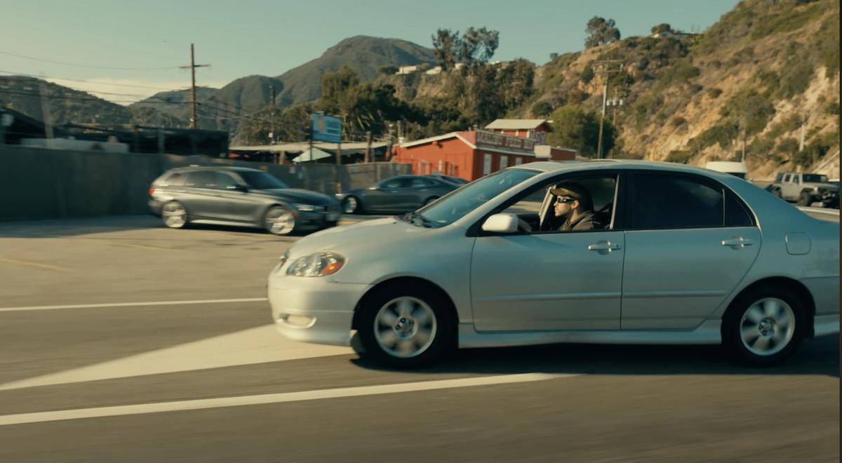 Toyota Corolla gris del 2003 de Bad Bunny