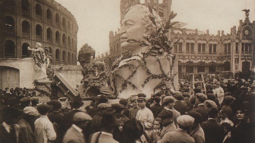 Una de las fotografías José Plana Valera en la calle Xàtiva.