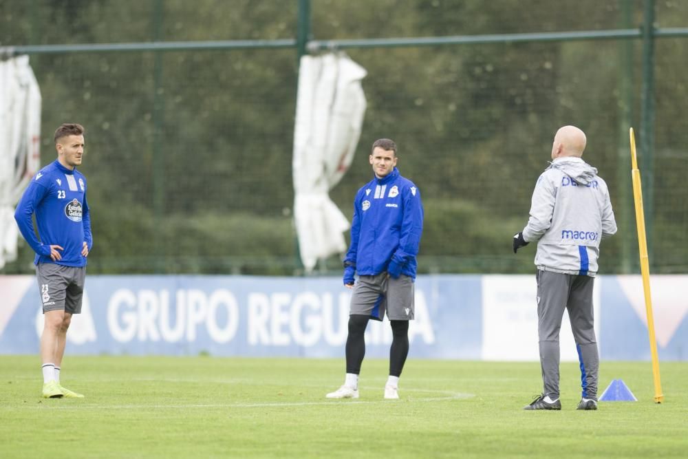 Luis César Sampedro dirigió a sus jugadores en un partido de once contra once en la ciudad deportiva de Abegondo.