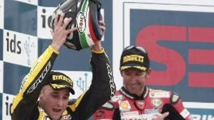 El piloto italiano de Ducati, Lorenzo Lanzi, celebra su victoria junto al australiano y segundo clasificado, Troy Bayliss, en la primera carrera de Superbike disputada hoy en el circuito Ricardo Tormo de Cheste.