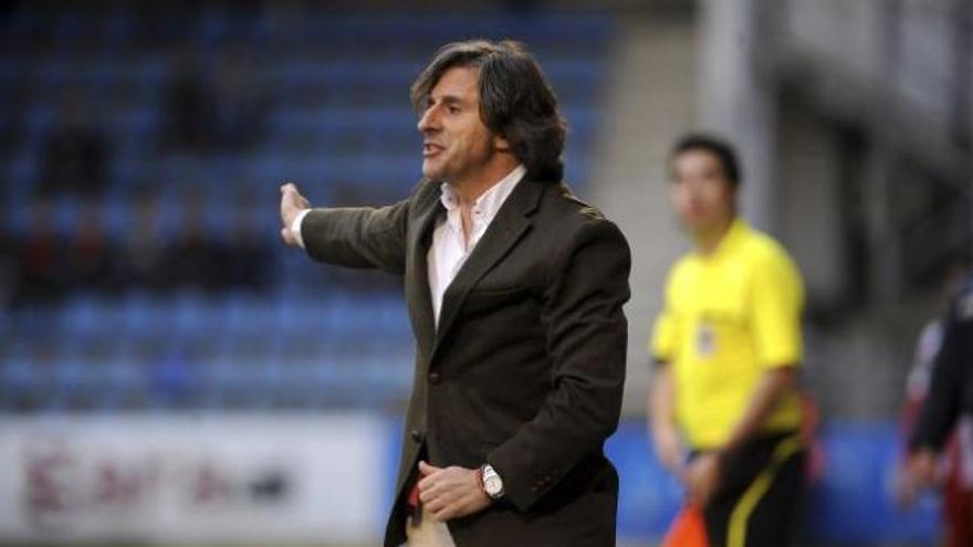 Roberto Aguirre, entrenador del Zamora, dirigiendo a sus hombres desde la banda en el partido ante el Eibar.