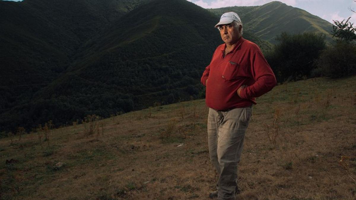 Sergio Cela posa en uno de los prados del pueblo, desde donde se divisa la cordillera leonesa-gallega.