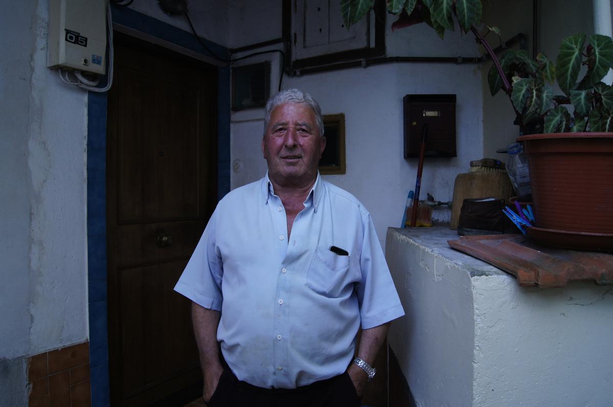 Segundo Rodríguez, natural de Viana do Bolo, vive en una de las casas de Masustegui.