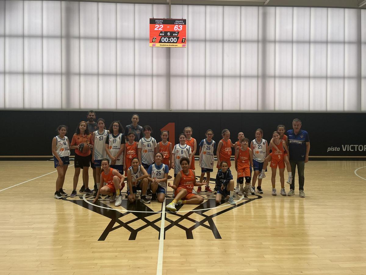 Las jugadoras alevines del Ontinyent CB junto a las del Valencia en la Alqueria del Basket.