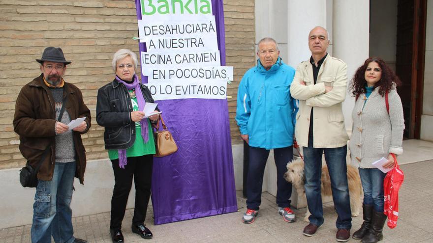 Carmen Quirós (centro), junto a varios miembros de Podemos.