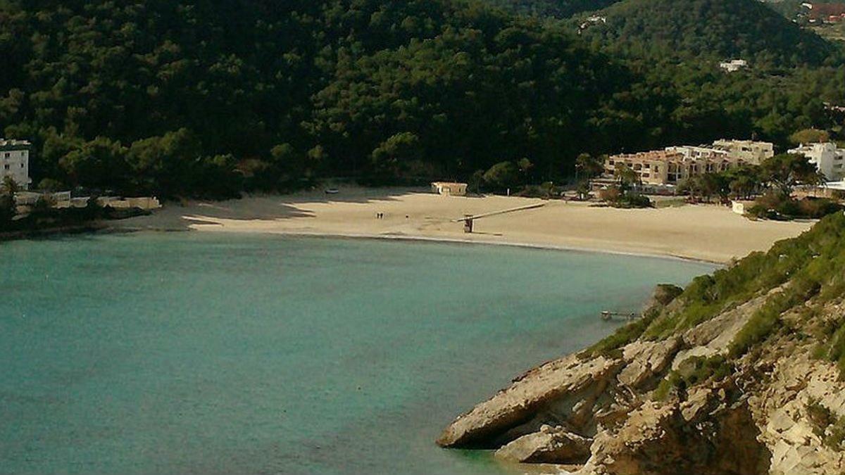 Aspecto de la playa de Cala Llonga, en cuya urbanización se ha ahogado un nió de 4 años el 14 de octubre del 2019