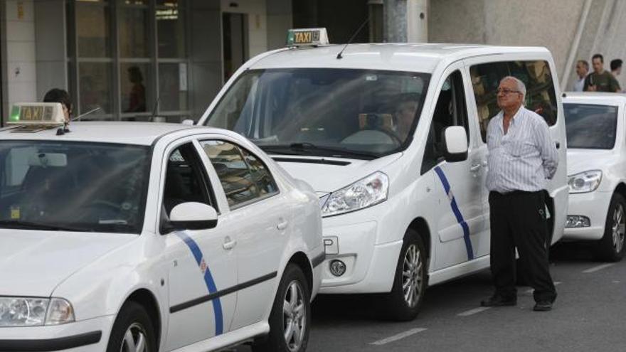 Taxis davant l&#039;estació de Girona