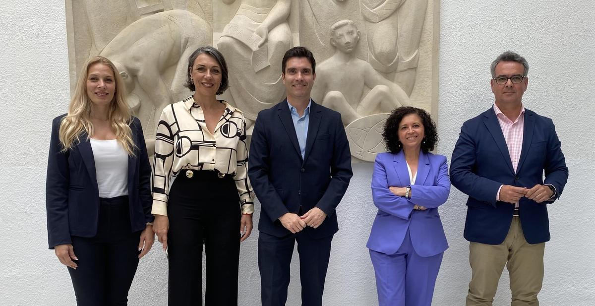Las nuevas incorporaciones junto al presidente, Mariano Torres.