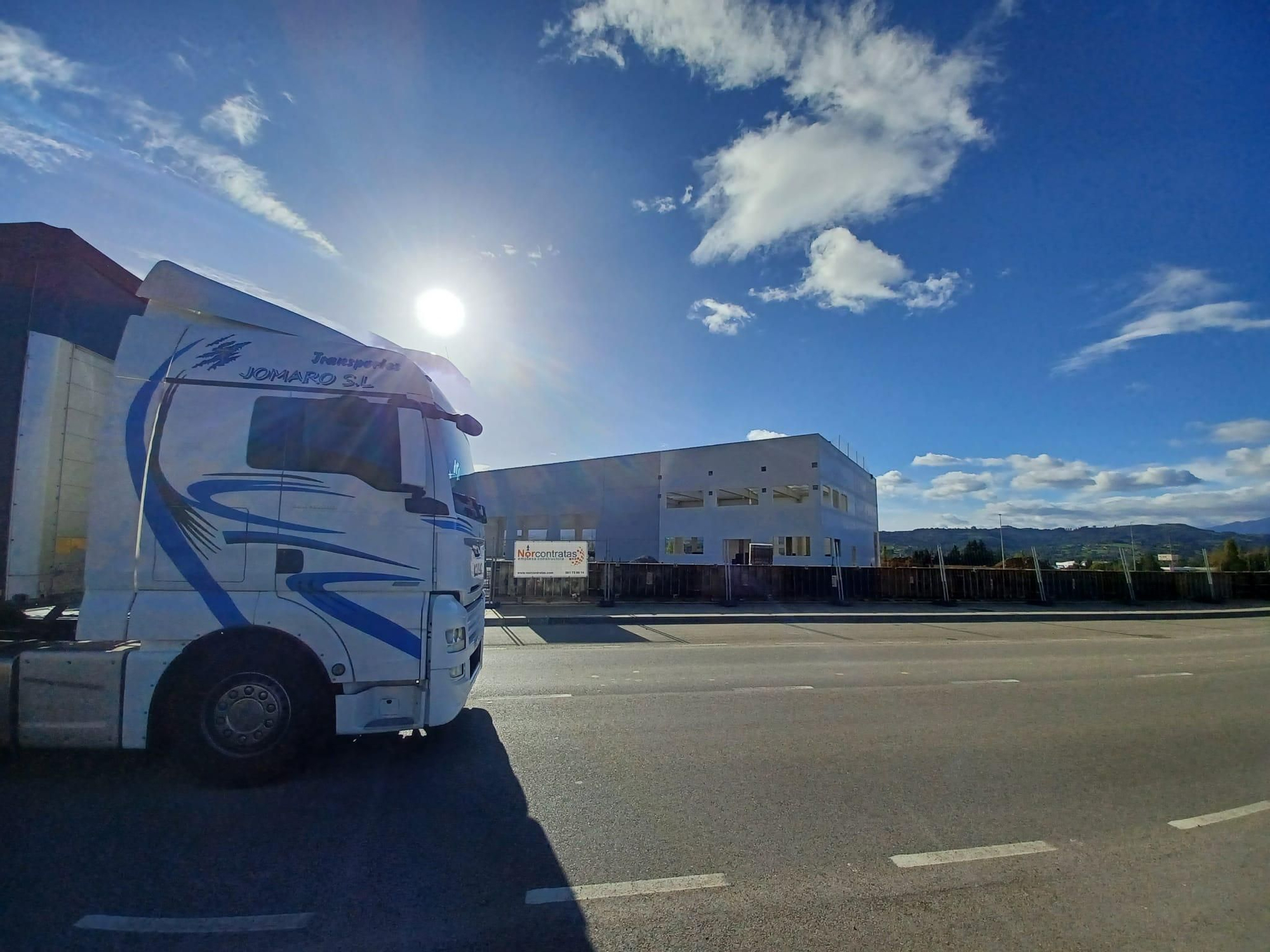 Volvo pisa el acelerador en Bobes: así ve ya la obra del concesionario de camiones en el polígono de Siero
