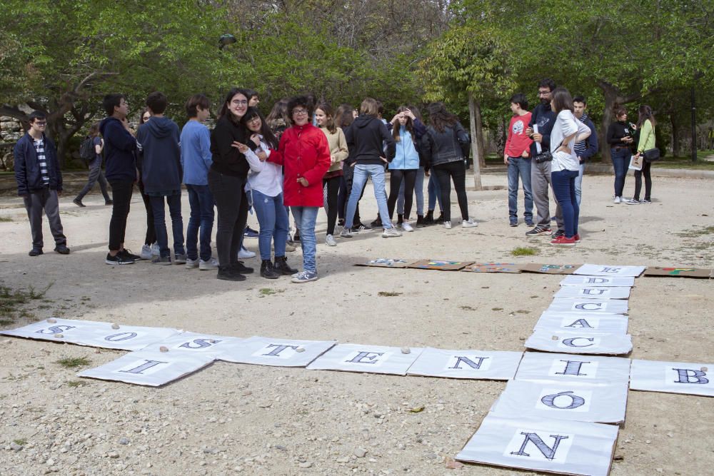 'Scrabble humano' en València por el derecho a la educación y el medio ambiente