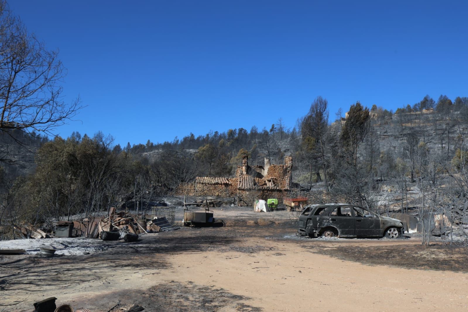 La imagen de la desolación: el fuego arrasa viviendas en la aldea de Los García