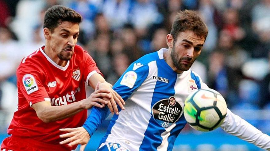 Jesús Navas (i) pelea un balón frente a Adrián López.