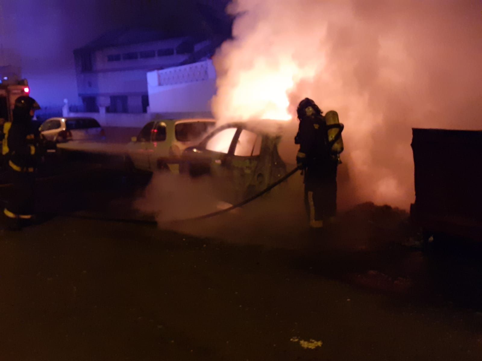 Dos coches afectados por el incendio de un contenedor en Tamaraceite