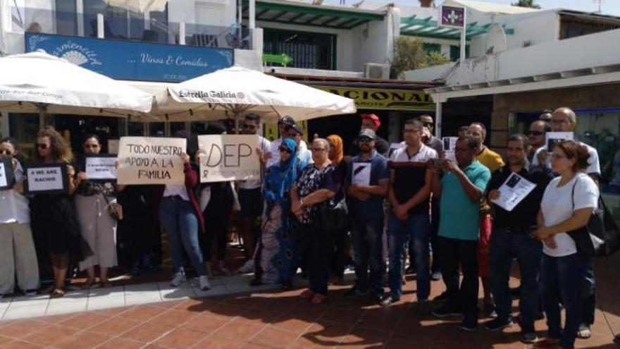 Momento, hoy, de la concentración junto al restaurante Las Vegas, en Puerto del Carmen.