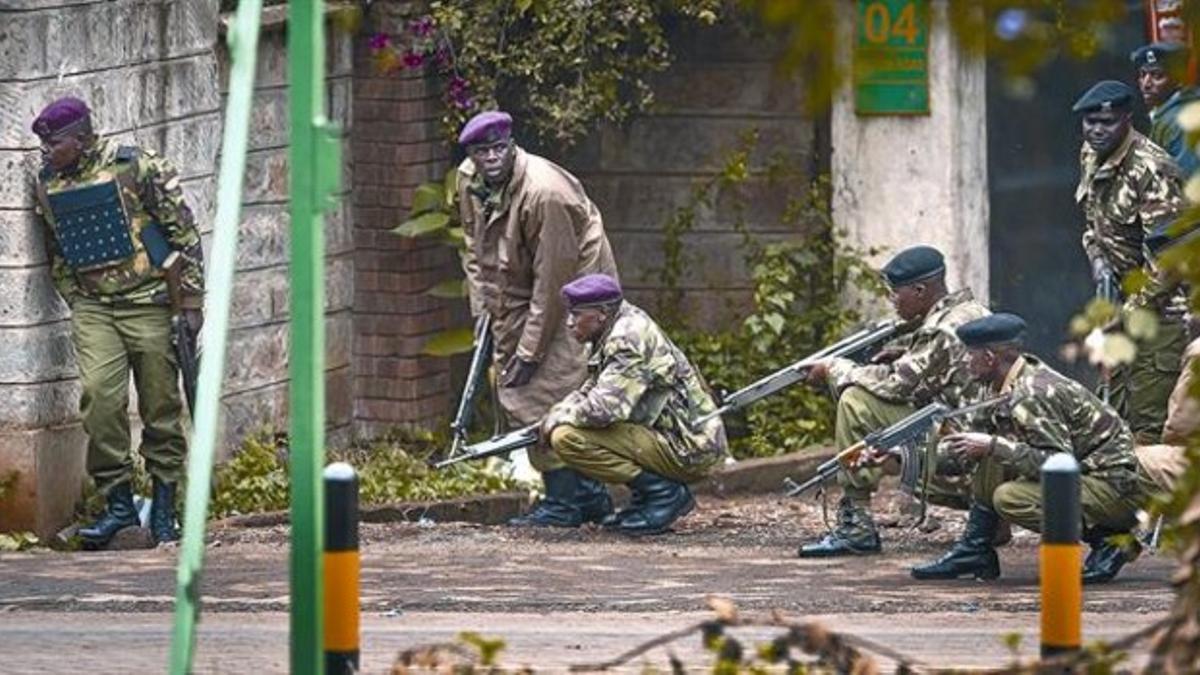 Soldados del Ejército de Kenia, en las inmediaciones del centro comercial Westgate de Nairobi.