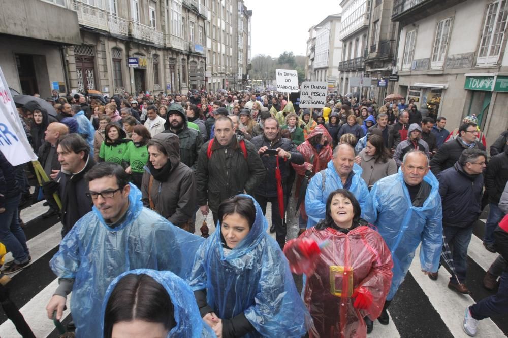 Miles de marineros protestan en Galicia para defen