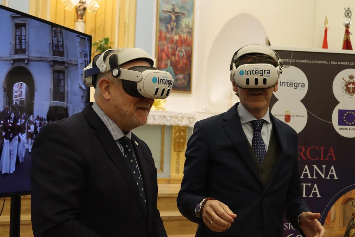Dos hombres prueban las gafas de realidad virtual este lunes en la Ermita del Pilar de Murcia.