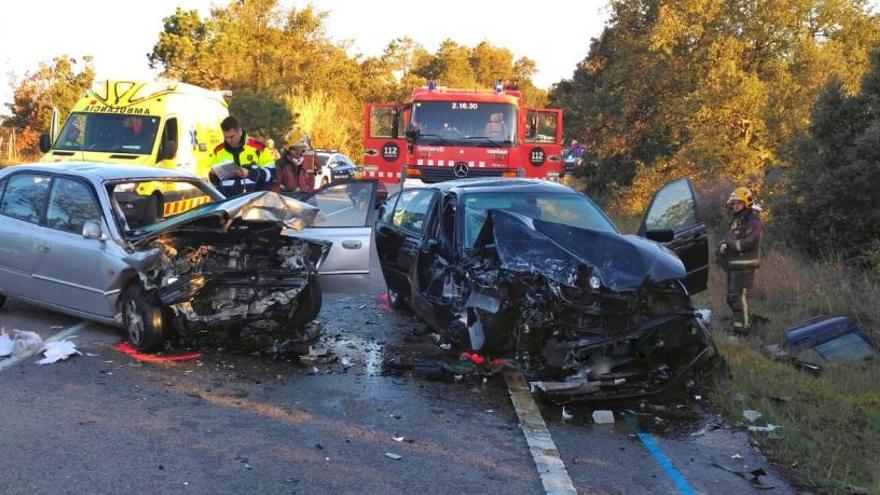 Tres ferits greus en un xoc frontal entre dos cotxes a Lloret de Mar