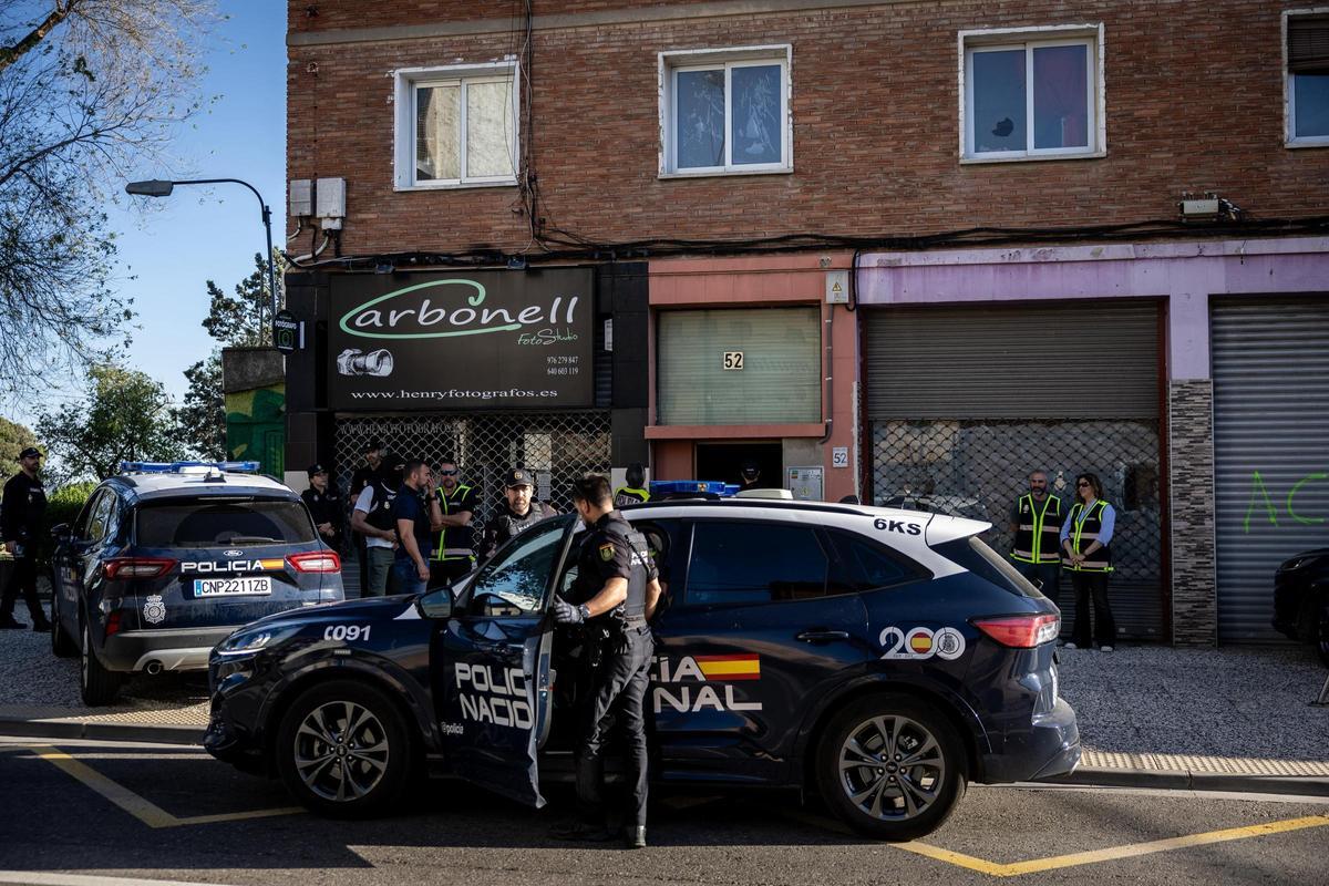 En imágenes | Un hombre se atrinchera en una vivienda de un barrio de ...