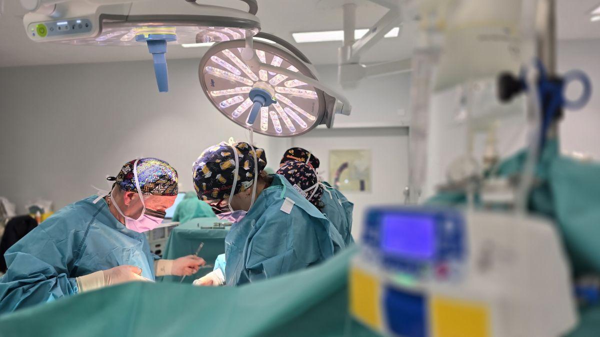 Varios médicos operan en un quirófano de un hospital madrileño.