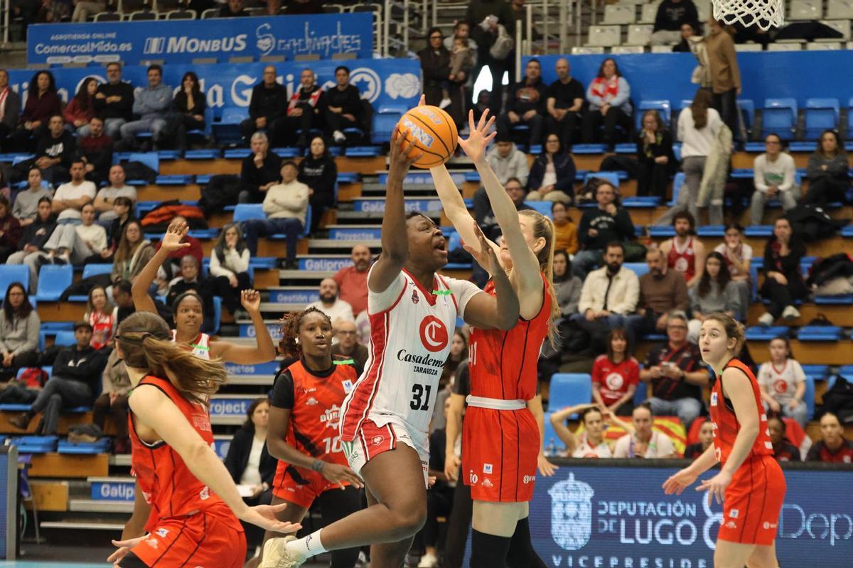 Gueye, frenada en su intento de lanzar a canasta en el duelo ante el Ensino