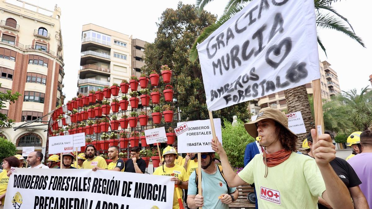 Los bomberos forestales de la Región, en una de sus concentraciones en Santo Domingo (Murcia).