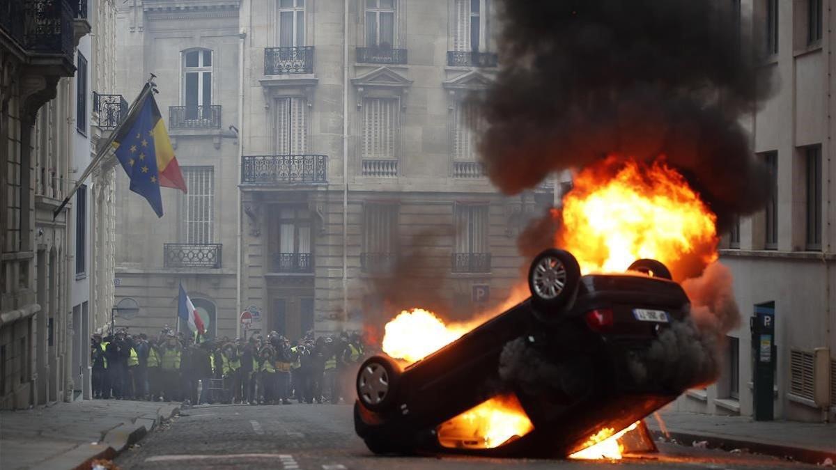 Un coche incendiado durante las protestas de los 'chalecos amarillos' en París