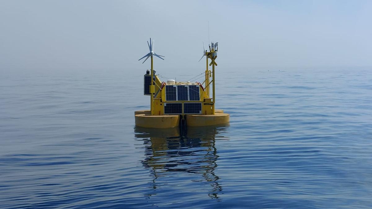 Els promotors del parc eòlic marí Tramuntana instal·len una boia de mesurament al golf de Roses