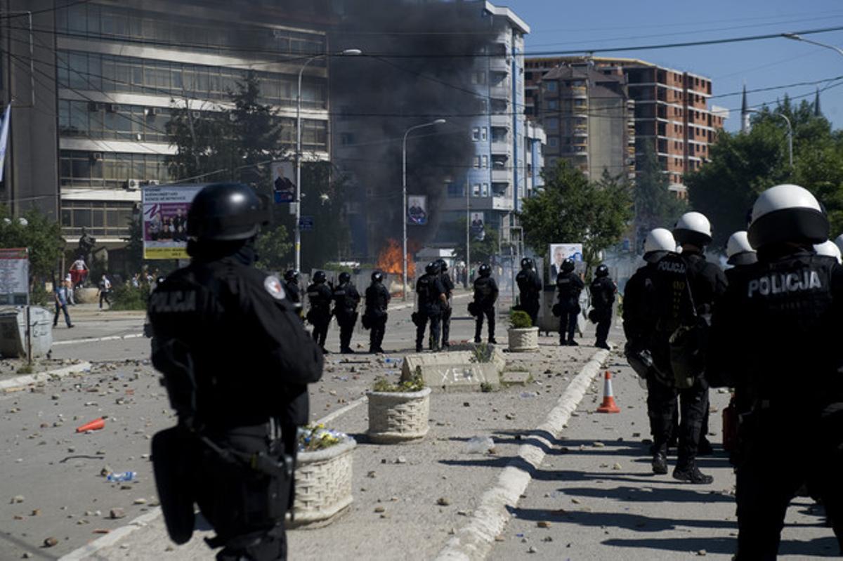 Policies antiavalots intenten dispersar un nodrit grup de manifestants a Mitrovica, aquest diumenge