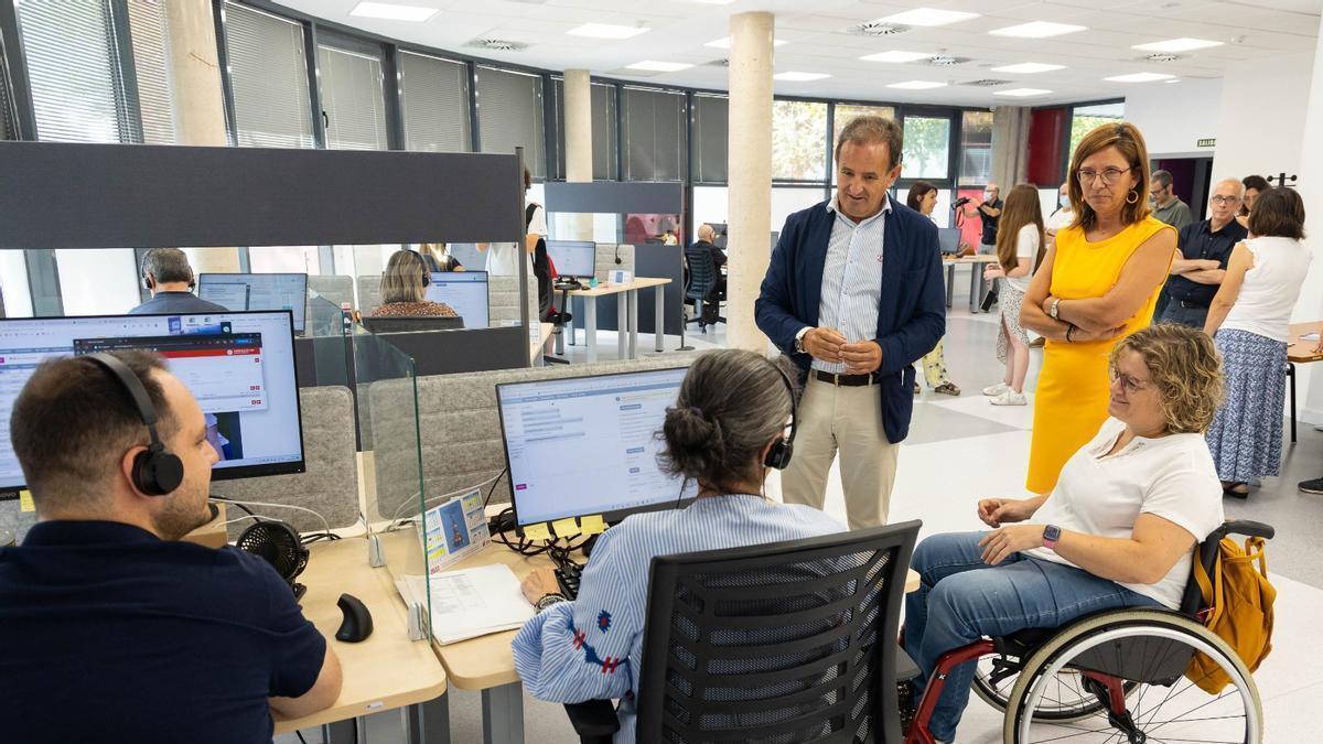 El concejal de Acción Social, Ángel Lorén, durante su visita al centro telefónico.