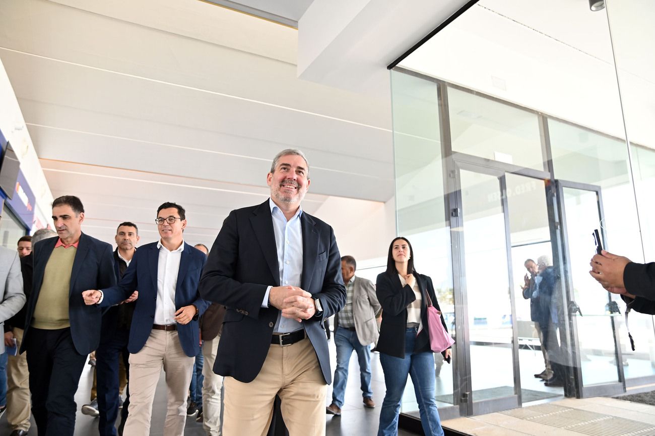 Fernando Clavijo visita la nueva terminal del Puerto de Playa Blanca