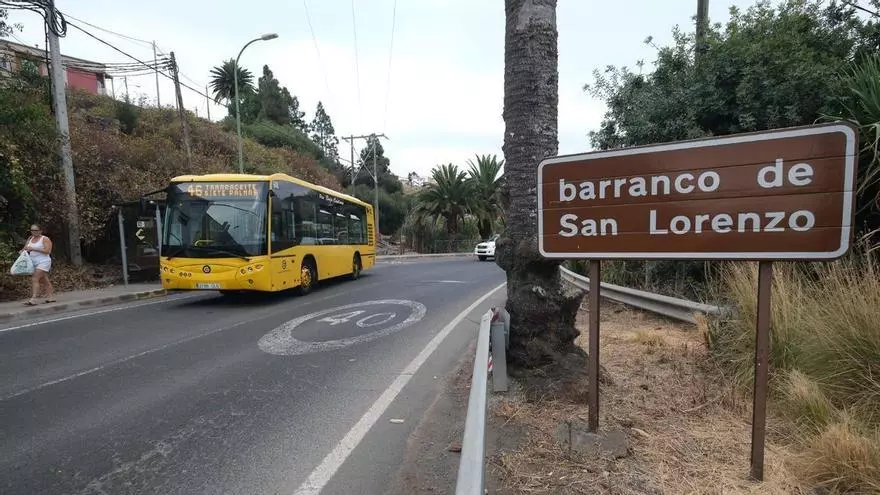 Línea 46 de Guaguas Municipales a su paso por la Carretera de San Lorenzo, en Las Palmas de Gran Canaria
