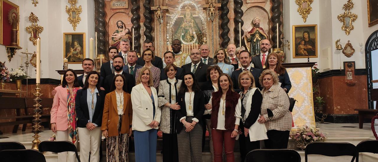 Miembros de la nueva junta de gobierno de la Real Archicofradía de la Virgen de la Sierra.