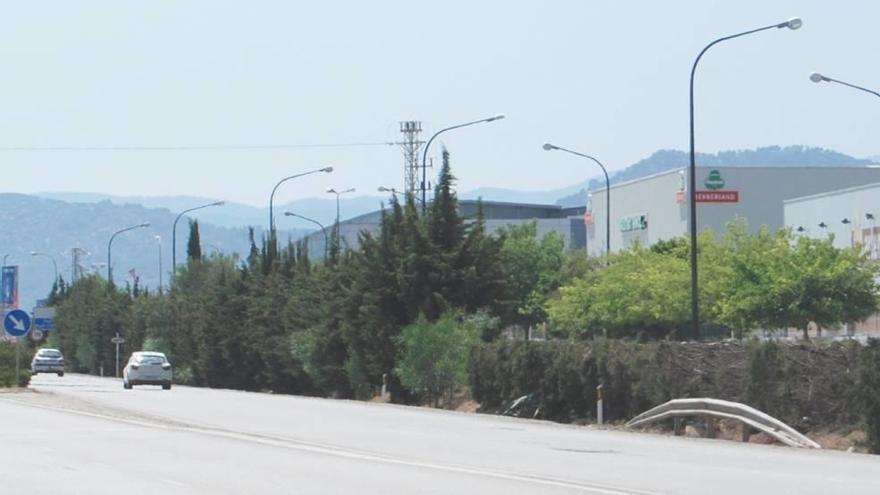 Imagen actual de la travesía de la carretera de Palma donde se ven los cipreses cortados.