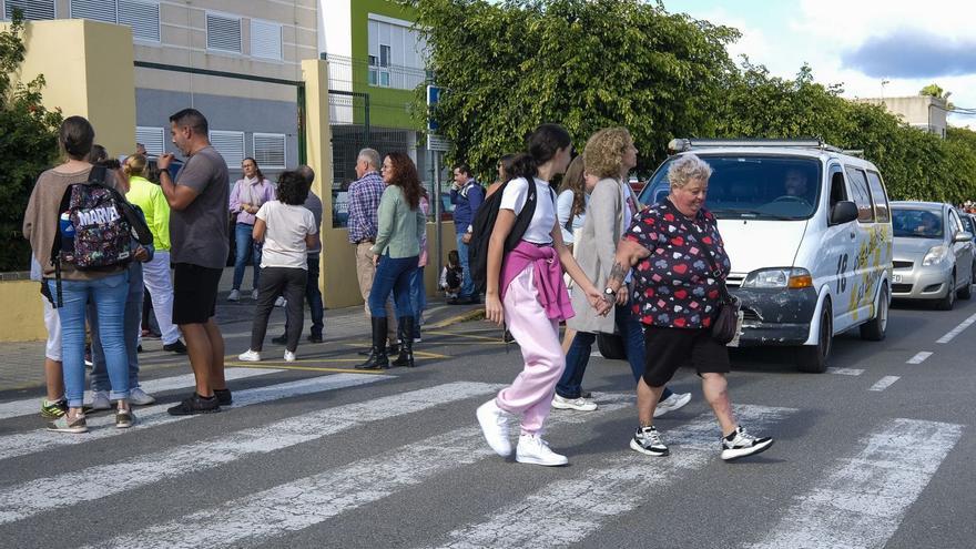 Los padres se organizan y sortean el paro del transporte escolar en las Islas