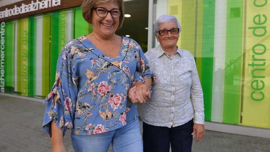 Carmen Filgueira, de 87 años y enferma de alzhéimer, camina junto a su hija Pilar. // Gustavo Santos