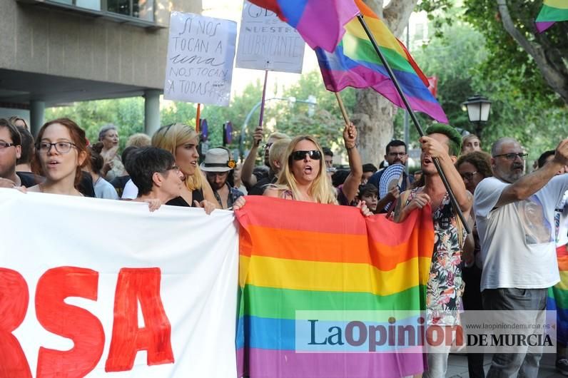 Concentración LGTBI en protesta por la manifestación neonazi del sábado