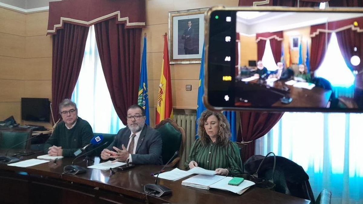 José Antonio Cases, Roberto García y Asunción Noval, presentando las conclusiones del informe de los "olfateadores".