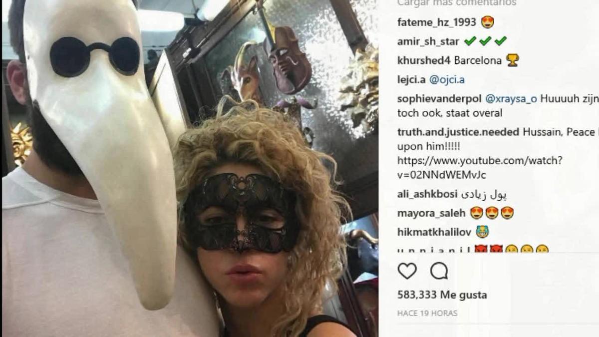 Shakira y Piqué se retratan juntos otra vez y preparan Halloween con máscaras.