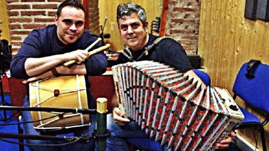 Luis Antonio Pedraza y Kepa Junkera, en el estudio de grabación.