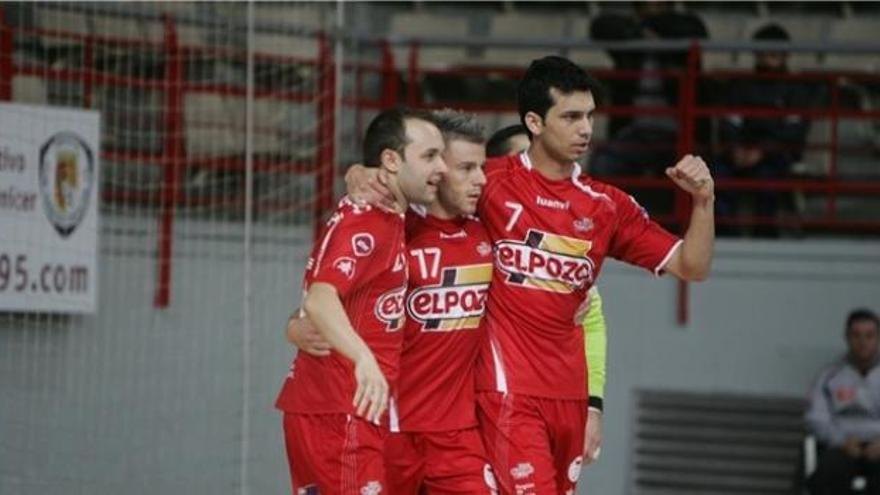 Gréllo, Miguelín y Esquerdinha celebran uno de los goles de ElPozo